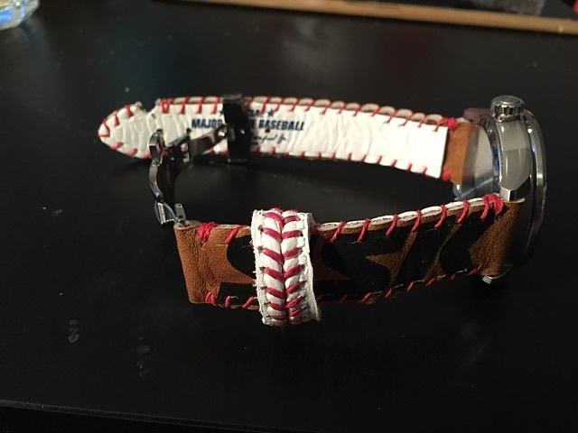 pria ini sulap sarung tangan bisbol bekas © 2016 brilio.net pria ini sulap sarung tangan bisbol bekas © 2016 brilio.net