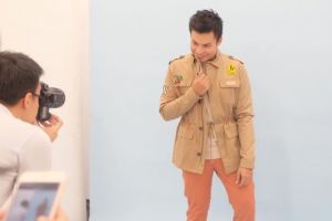 Penata rias Dian Sastrowardoyo ini ternyata juga juara coverboy, top!