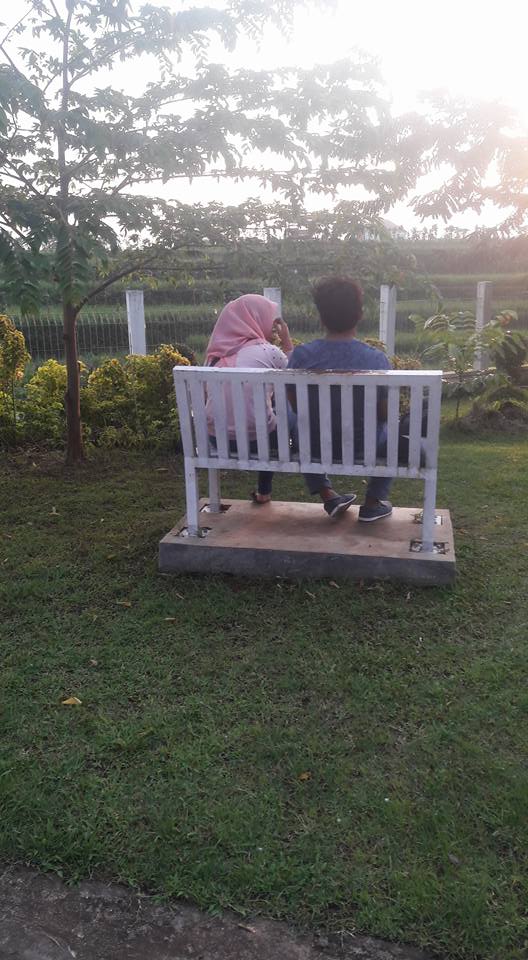 Pasangan bocah asyik pacaran di bulan Ramadan bikin netizen prihatin