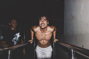 10 Artis ganteng ini gemar pamer badan kekar, bikin gagal fokus!