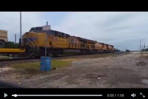 Kereta super panjang, sampai bosan nunggu pintu perlintasan terbuka