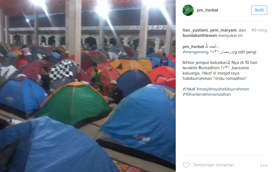 Di masjid ini ada puluhan tenda dome untuk itikaf para jamaah, salut!