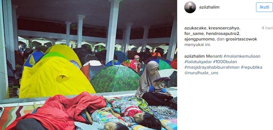 Di masjid ini ada puluhan tenda dome untuk itikaf para jamaah, salut!