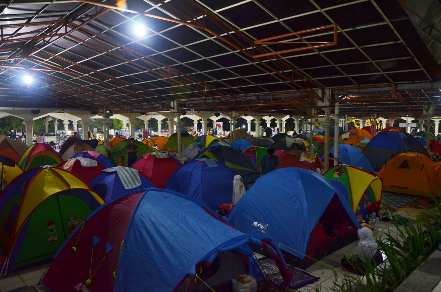 Di masjid ini ada puluhan tenda dome untuk itikaf para jamaah, salut!