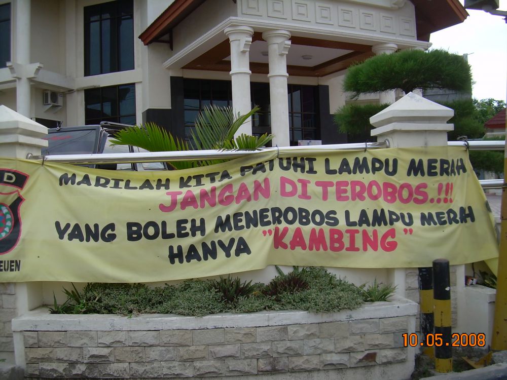 spanduk mudik polisi © 2016 brilio.net