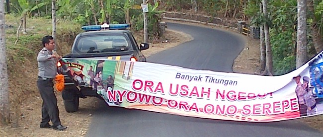 spanduk mudik polisi © 2016 brilio.net