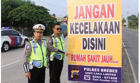 spanduk mudik polisi © 2016 brilio.net