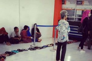Cara para pemudik antre tiket kereta ini unik, cuma ada di Indonesia!