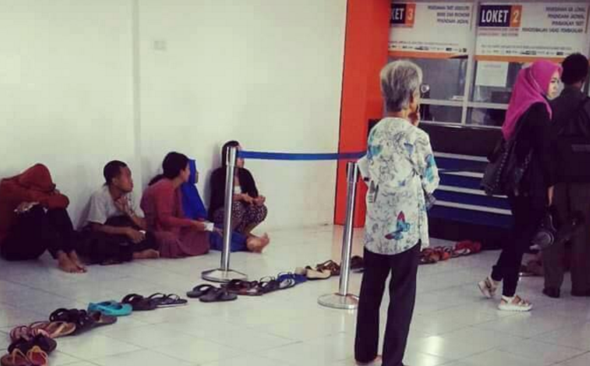 Cara para pemudik antre tiket kereta ini unik, cuma ada di Indonesia!