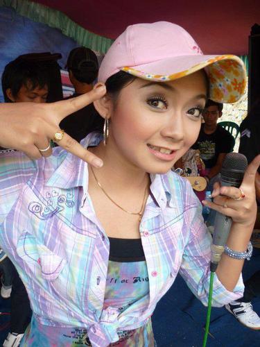 penyanyi dangdut sarjana © 2016 brilio.net