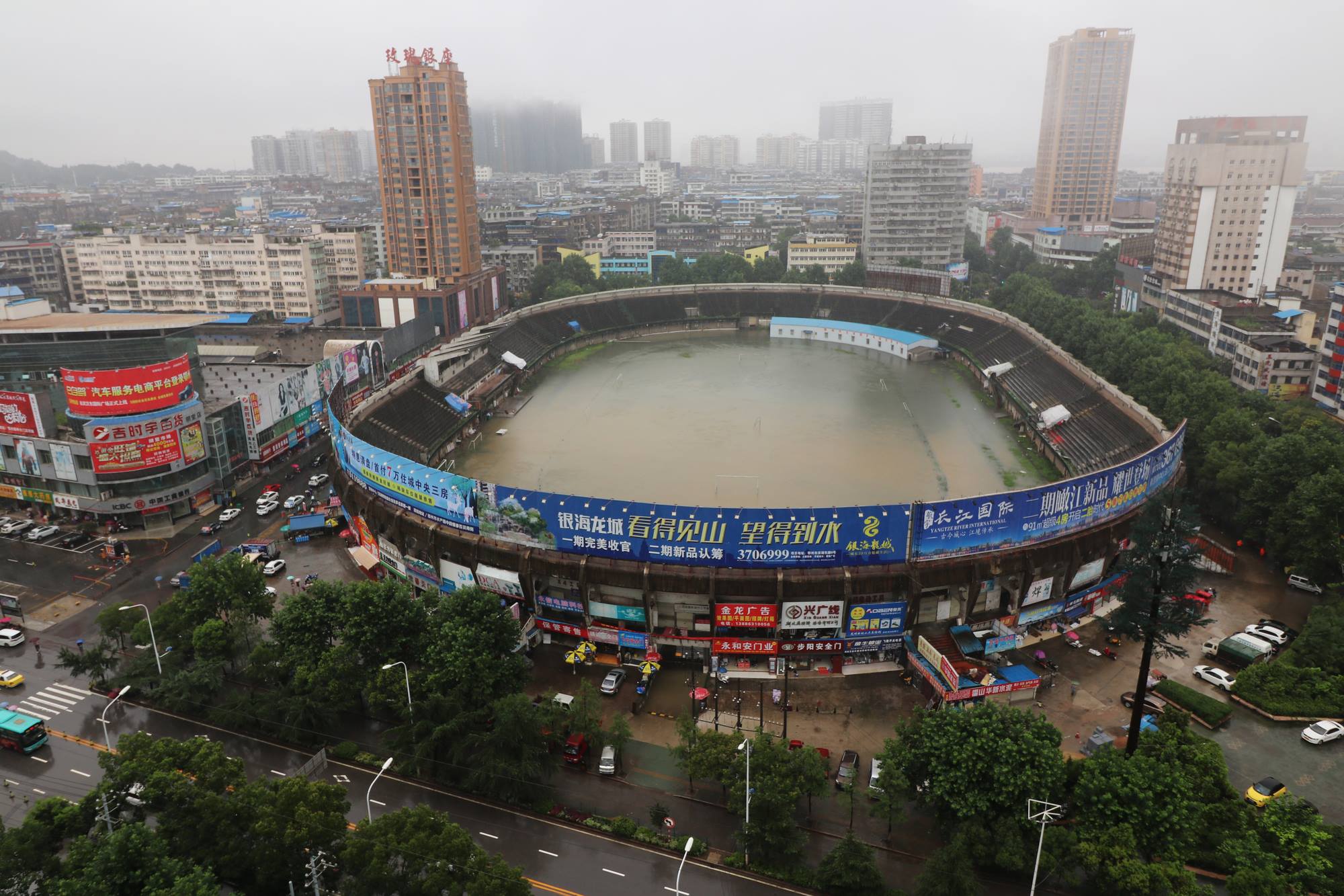 Hujan deras bikin stadion ini jadi kayak baskom isi air, duh!
