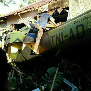 Helikopter milik TNI AD jatuh  di Sleman, timpa rumah warga