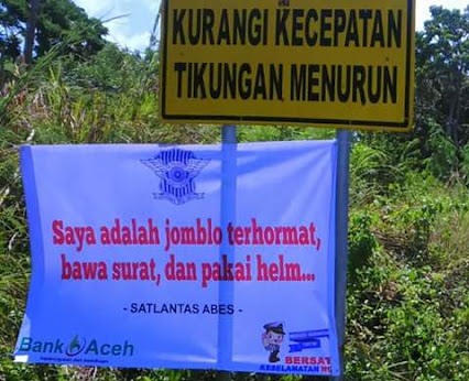 7 Spanduk peringatan lalu lintas di Aceh Besar ini kocak banget, unik!