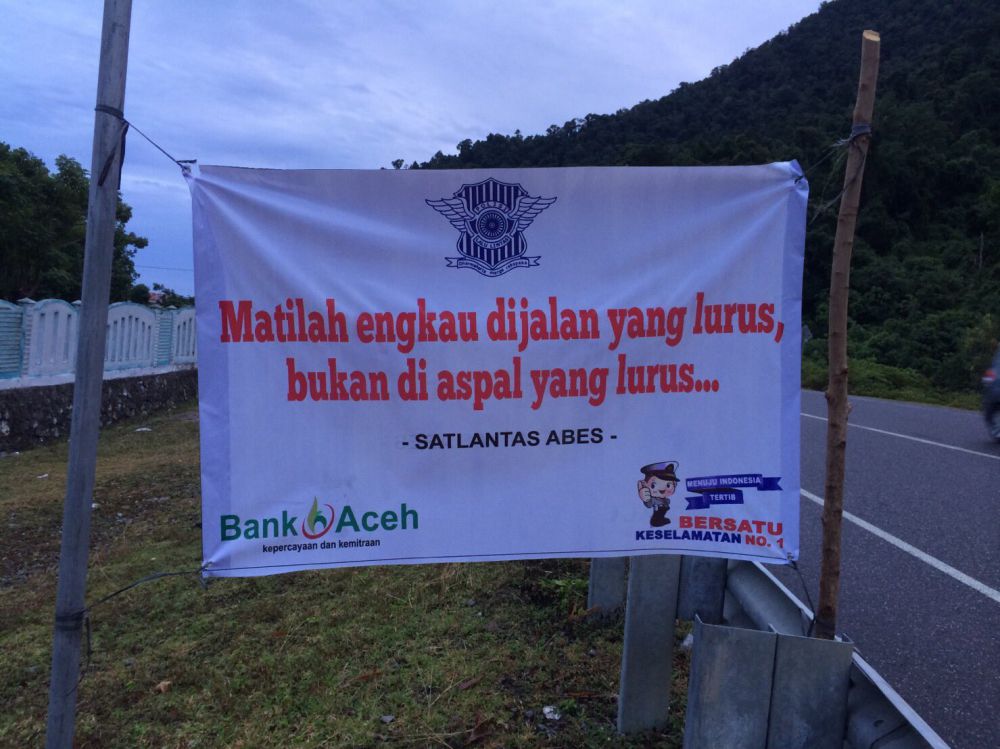 7 Spanduk peringatan lalu lintas di Aceh Besar ini kocak banget, unik!
