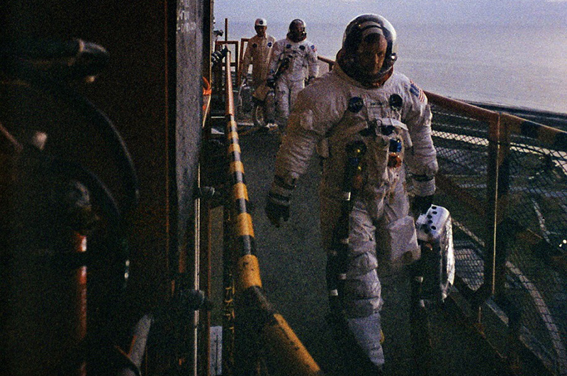 10 Foto langka detik-detik Neil Armstrong menginjakkan kaki di bulan