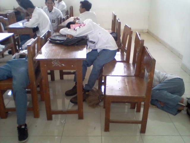 tidur di kelas © 2016 brilio.net tidur di kelas © 2016 brilio.net