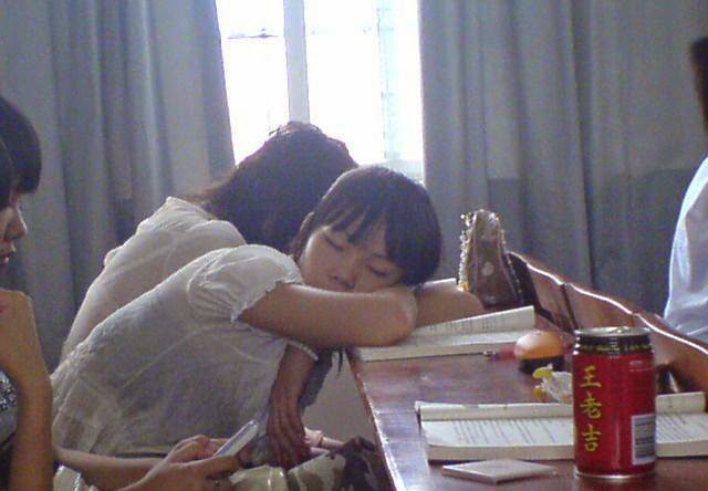 tidur di kelas © 2016 brilio.net tidur di kelas © 2016 brilio.net