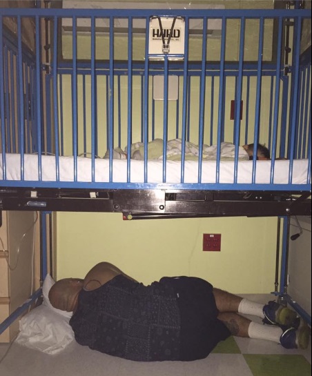 Ayah ini tidur di bawah keranjang bayinya di rumah sakit, mengharukan!