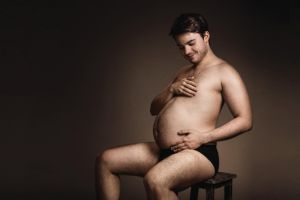 Bapak-bapak buncit ini berpose ala ibu hamil, dijamin bikin ngakak!