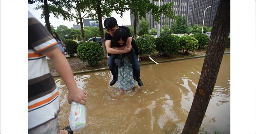 Demi sepatu kulit, gadis ini rela gendong pacarnya terabas banjir! 