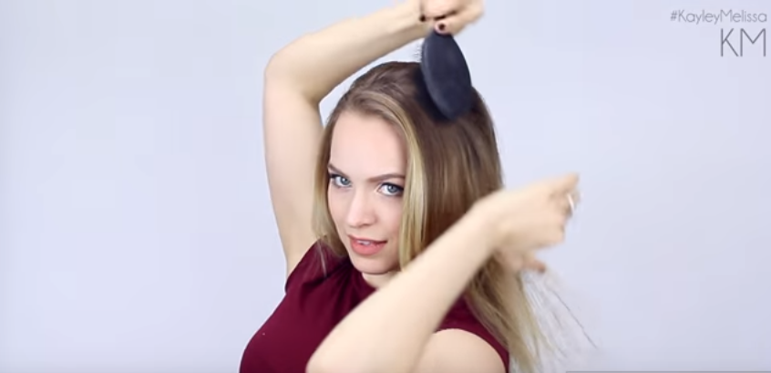 Ikat rambut ponytail © 2016 brilio.net / Kayley Melissa