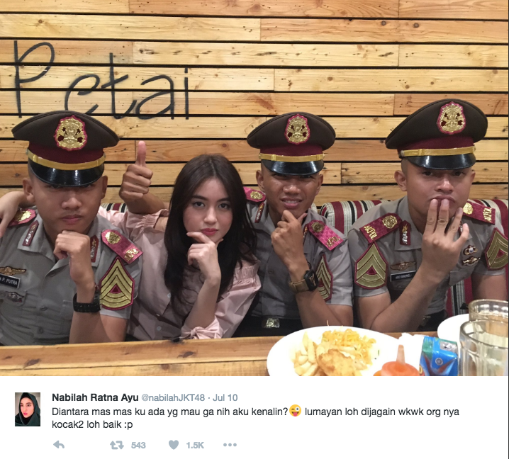 Foto Nabilah JKT48 bareng cowok-cowok Akpol ini bikin Wota jadi baper!