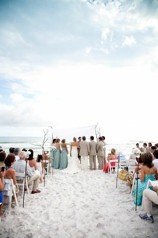 momen romantis pernikahan di pantai 1-17 © 2016 brilio.net