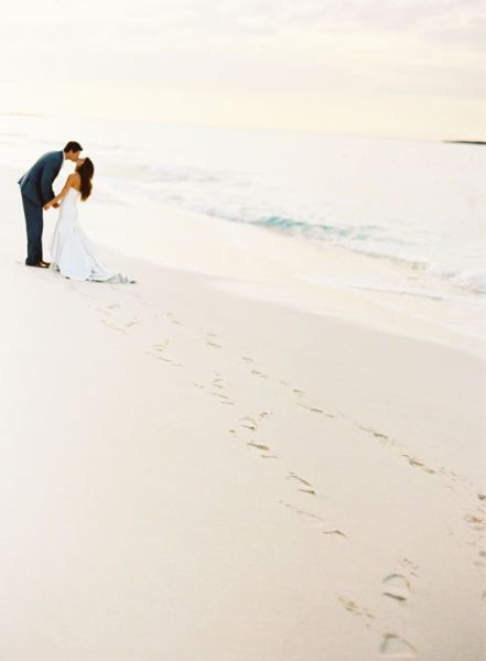 momen romantis pernikahan di pantai 1-17 © 2016 brilio.net