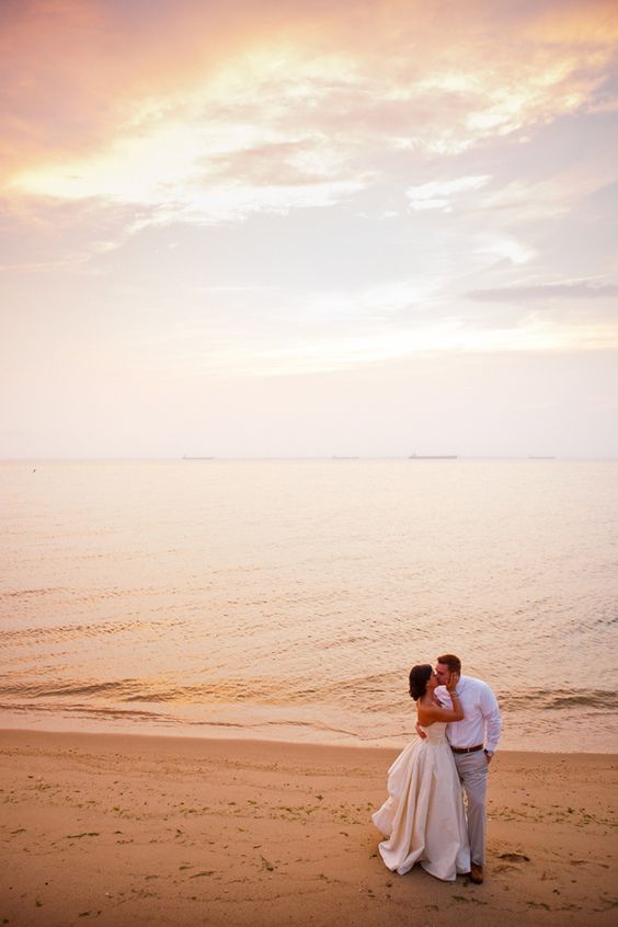 momen romantis pernikahan di pantai 1-17 © 2016 brilio.net