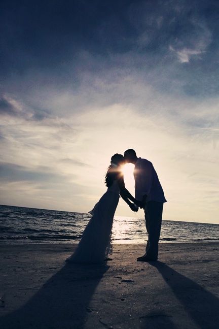 momen romantis pernikahan di pantai 1-17 © 2016 brilio.net