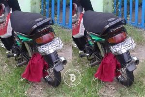 Cardigan tersangkut di roda sepeda motor, wanita ini jatuh terkapar