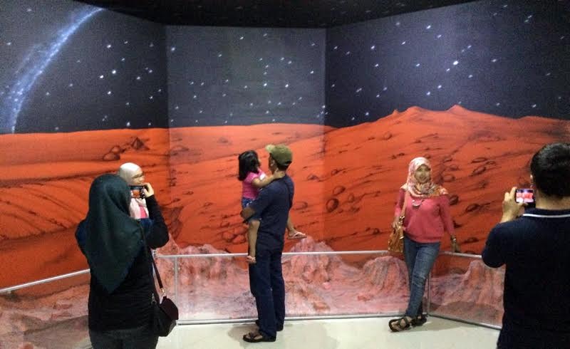 Serunya menjelajah ruang angkasa lewat SkyWorld