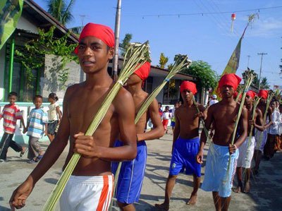 tradisi pukul sapu di maluku ini bikin © 2016 brilio.net