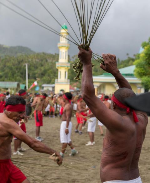 9 Foto tradisi Pukul Sapu di Maluku ini bikin bulu kuduk merinding!