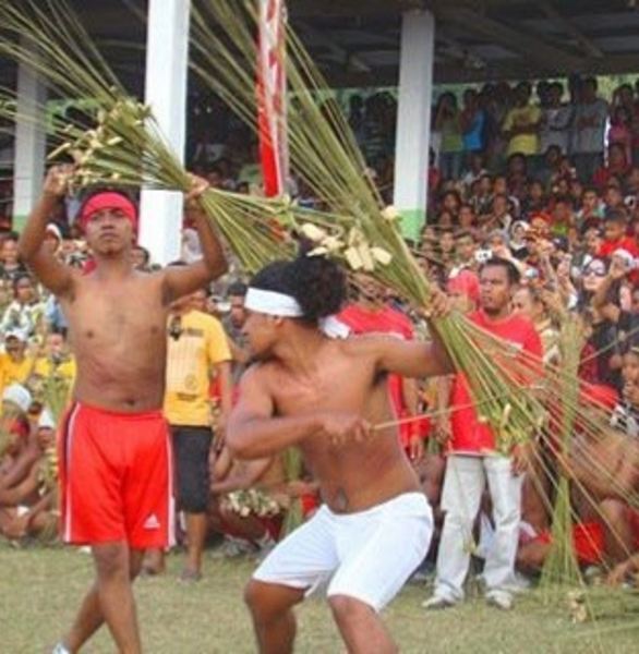 tradisi pukul sapu di maluku ini bikin © 2016 brilio.net