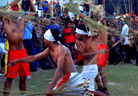 tradisi pukul sapu di maluku ini bikin © 2016 brilio.net