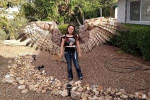  Wanita ini ciptakan sayap mirip punya burung, bisa terbang nggak ya?