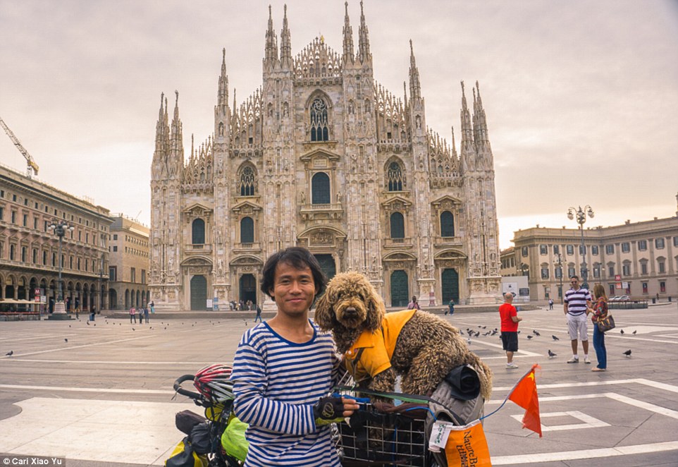Fotografer ini ajak anjingnya keliling 23 negara pakai sepeda, wow!