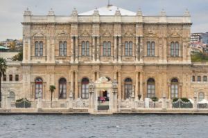 12 Foto Dolmabahce Palace, istana megah Turki berhias 14 ton emas