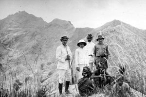 Jadul tapi keren, ini 10 foto langka pendaki gunung di Indonesia