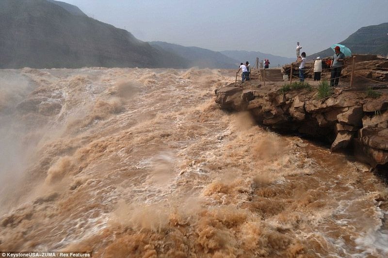 Puluhan warga ini malah selfie di pinggir banjir lumpur, nekat!