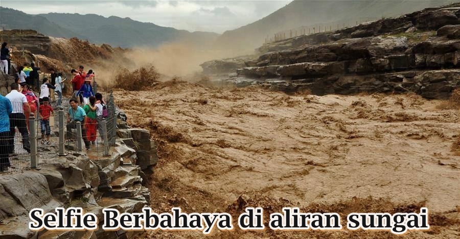 Puluhan warga ini malah selfie di pinggir banjir lumpur, nekat!