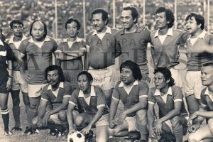 Foto langka ini bukti para pelawak senior gemar bermain sepak bola!