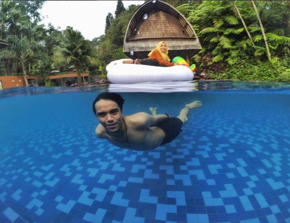 foto underwater kekinian ini keren banget © 2016 brilio.net foto underwater kekinian ini keren banget © 2016 brilio.net