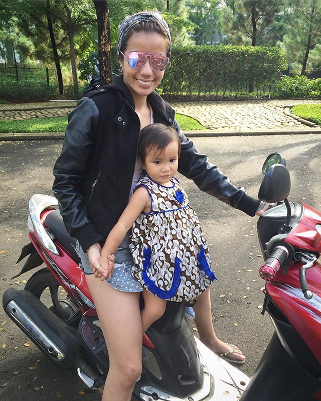 7 Gaya Sheila Marcia antar anak sekolah, mandiri dan swag abis!