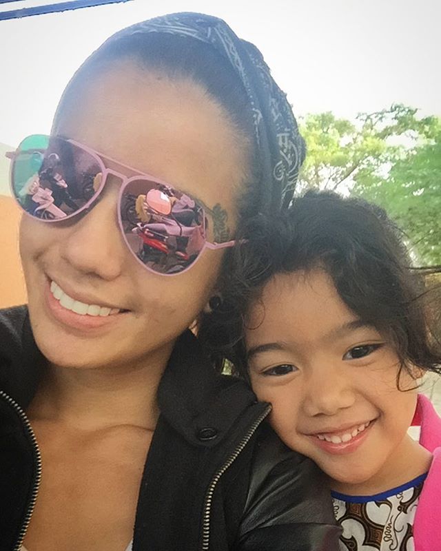 7 Gaya Sheila Marcia antar anak sekolah, mandiri dan swag abis!