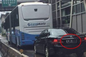 Mobil RI 81 ini terobos jalur TransJakarta, boleh nggak ya?