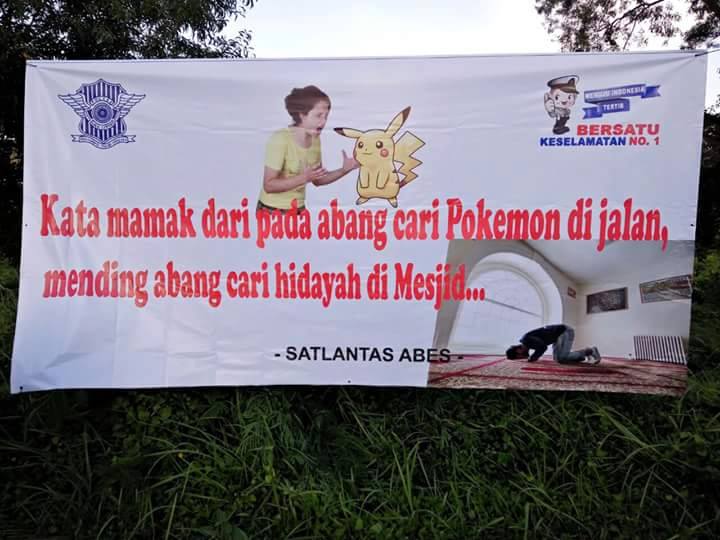 Imbauan Polantas tertib di jalan buat pemain Pokemon Go ini kocak!