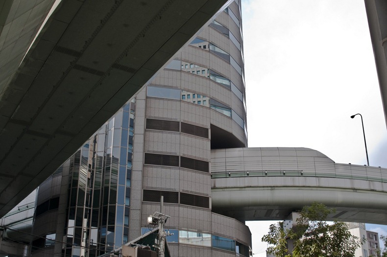 tol tembus gedung Jepang © 2016 brilio.net tol tembus gedung Jepang © 2016 brilio.net