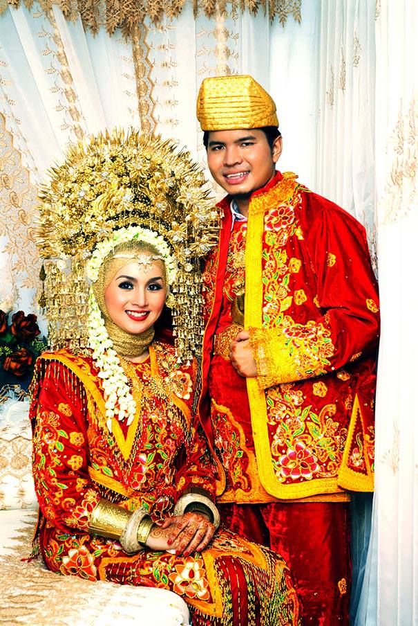 10 Baju  pengantin  tradisional paling unik di dunia ada dari Indo